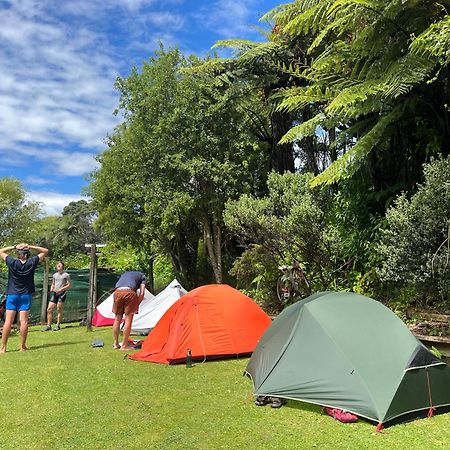 גריימאות' Global Village Travellers Lodge מראה חיצוני תמונה