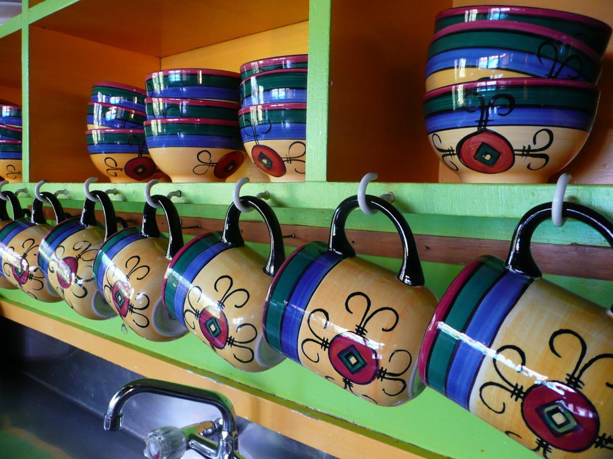 גריימאות' Global Village Travellers Lodge מראה חיצוני תמונה A typical display of coffee mugs at a Panera Bread