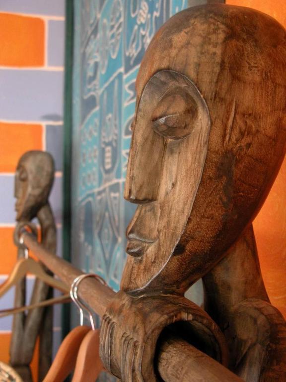 גריימאות' Global Village Travellers Lodge חדר תמונה African masks