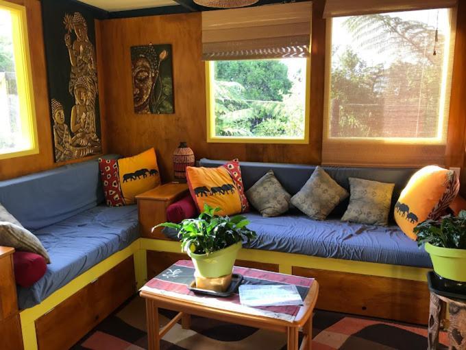 גריימאות' Global Village Travellers Lodge מראה חיצוני תמונה Interior of the Treehouse