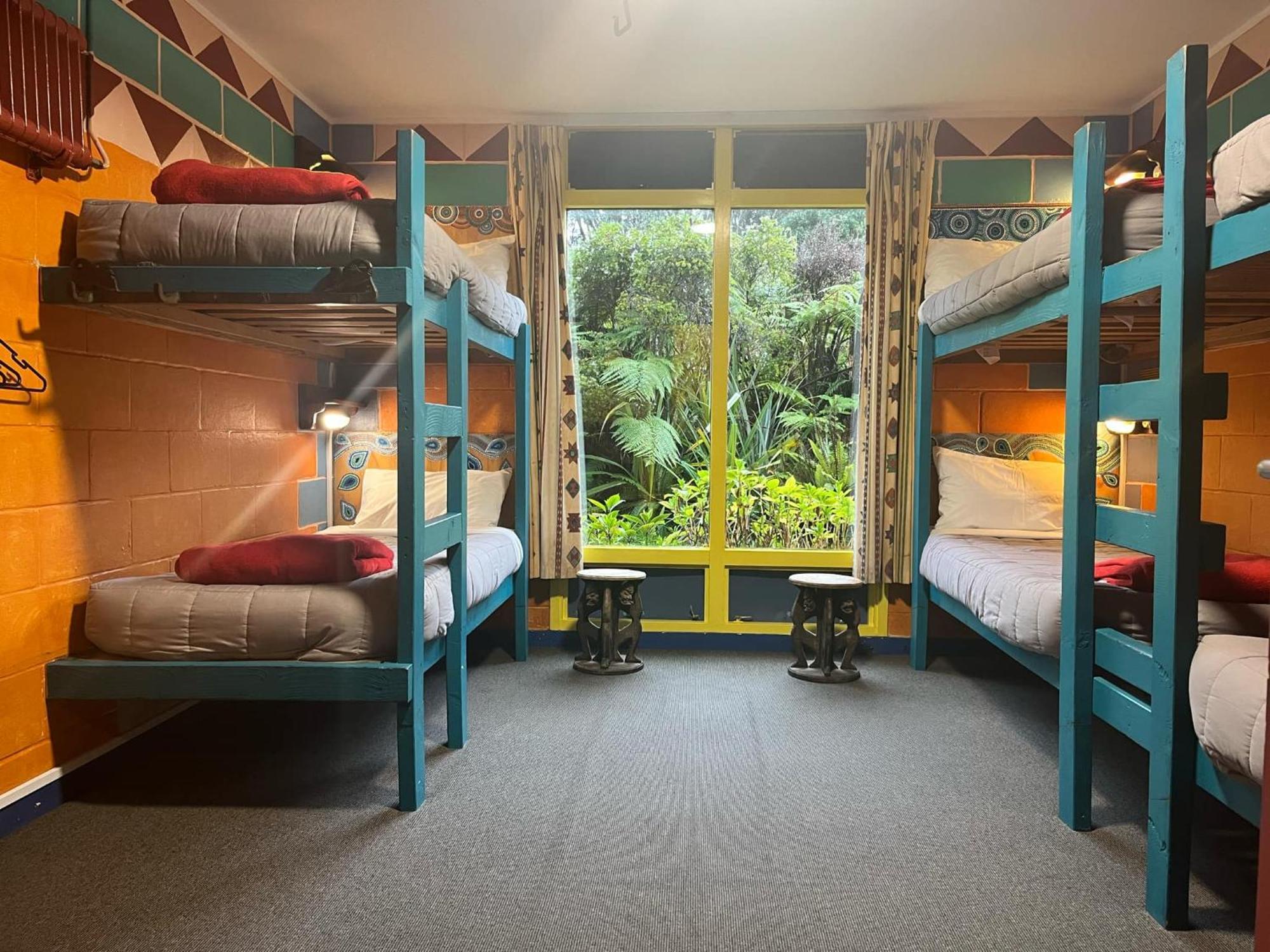גריימאות' Global Village Travellers Lodge מראה חיצוני תמונה A typical dorm room at a hostel