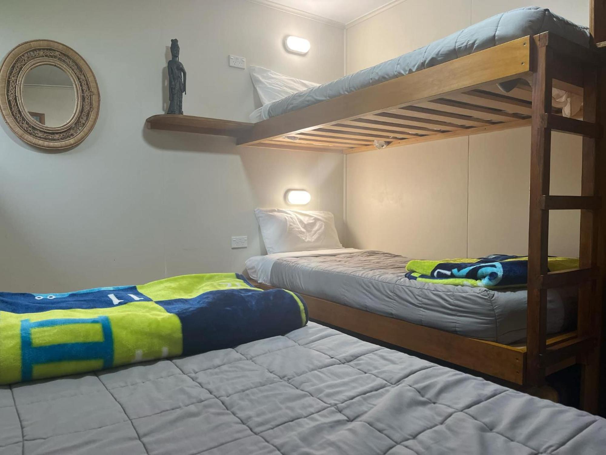 גריימאות' Global Village Travellers Lodge מראה חיצוני תמונה A bunk bed with a double bed underneath
