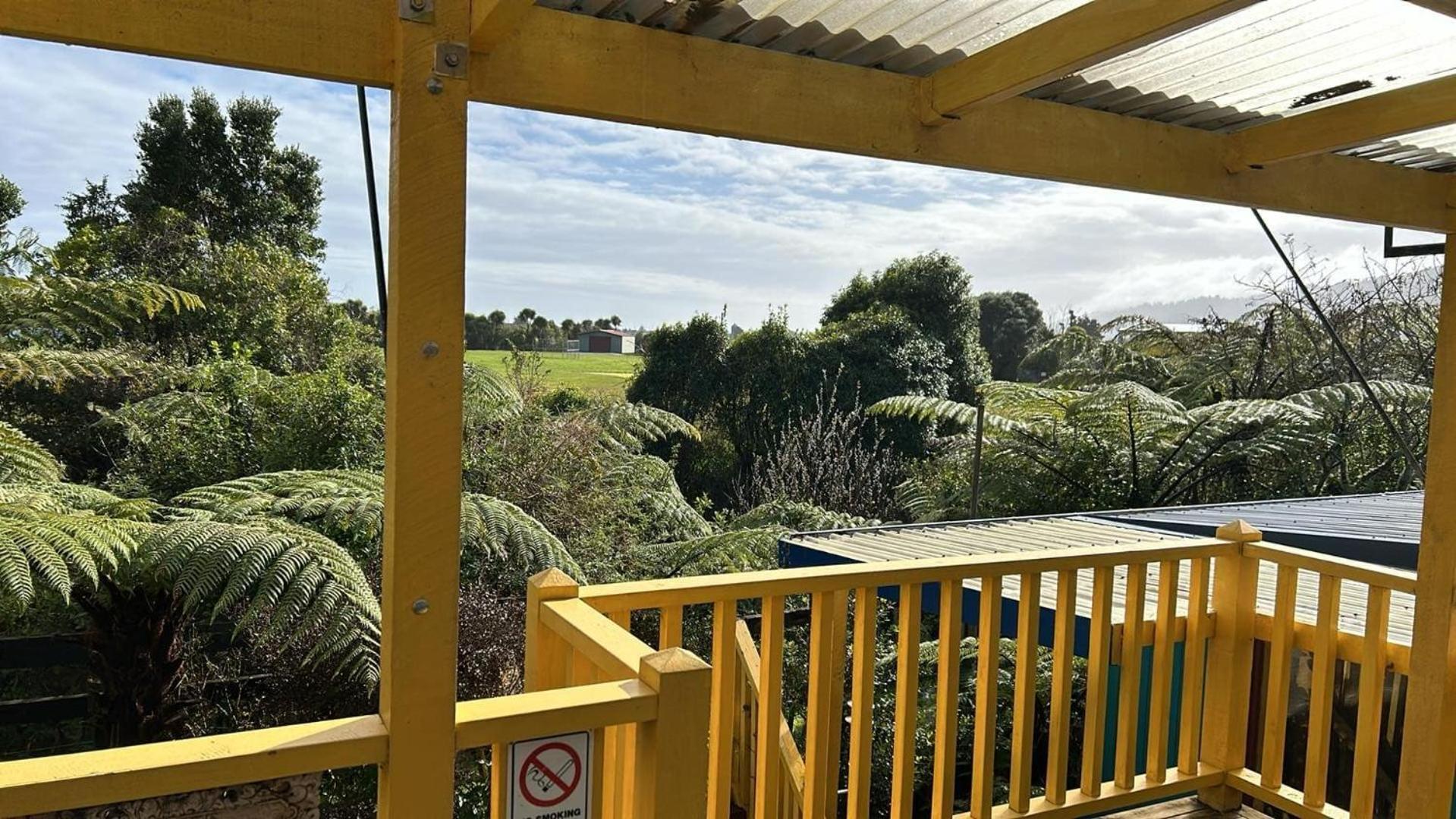 גריימאות' Global Village Travellers Lodge מראה חיצוני תמונה The view from the lookout at the top of the lift