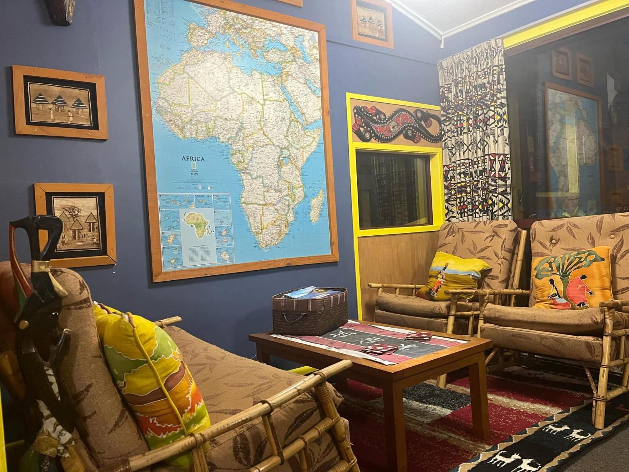 גריימאות' Global Village Travellers Lodge מראה חיצוני תמונה The interior of the African House