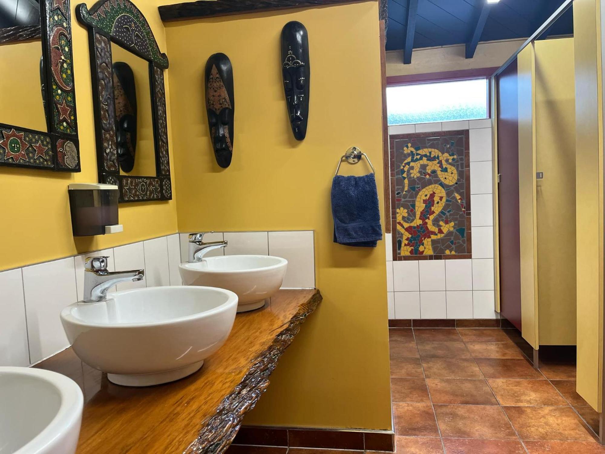גריימאות' Global Village Travellers Lodge מראה חיצוני תמונה The bathroom at the African House