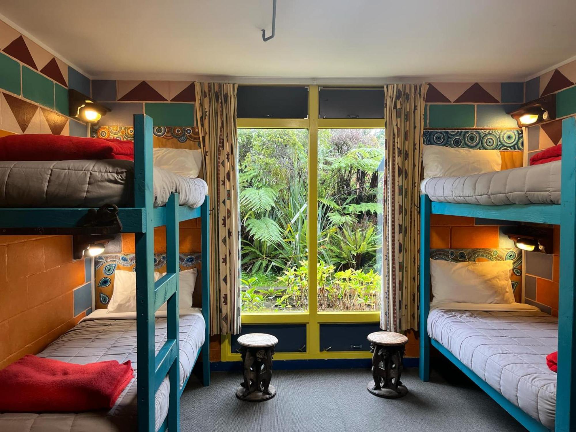 גריימאות' Global Village Travellers Lodge מראה חיצוני תמונה A room at the hostel