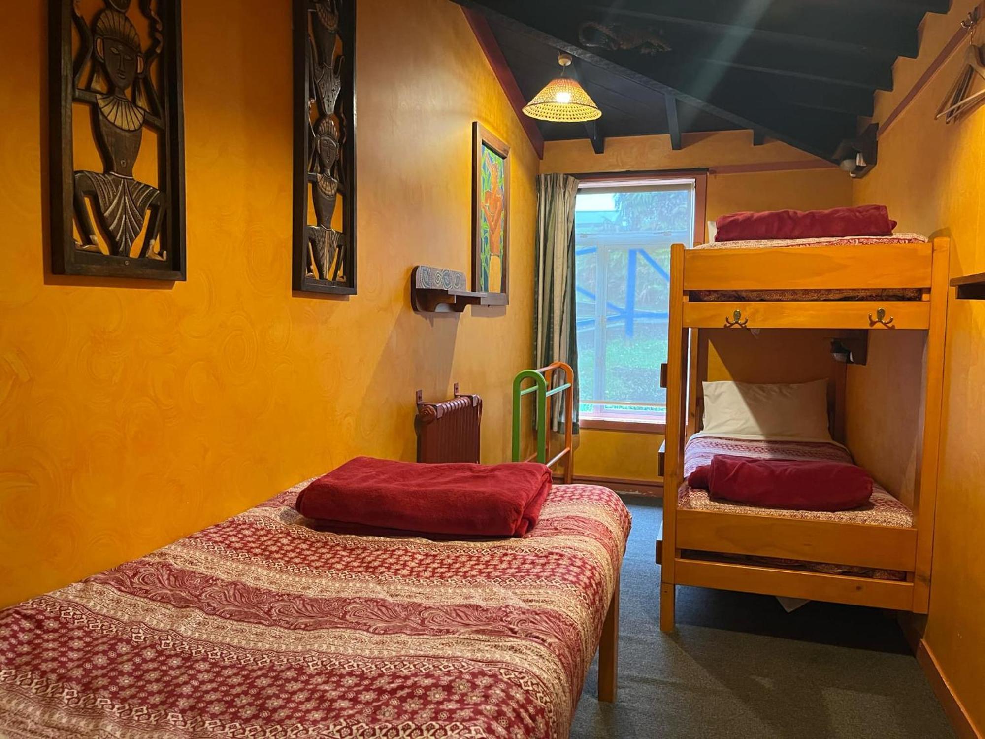 גריימאות' Global Village Travellers Lodge מראה חיצוני תמונה A typical hostel room