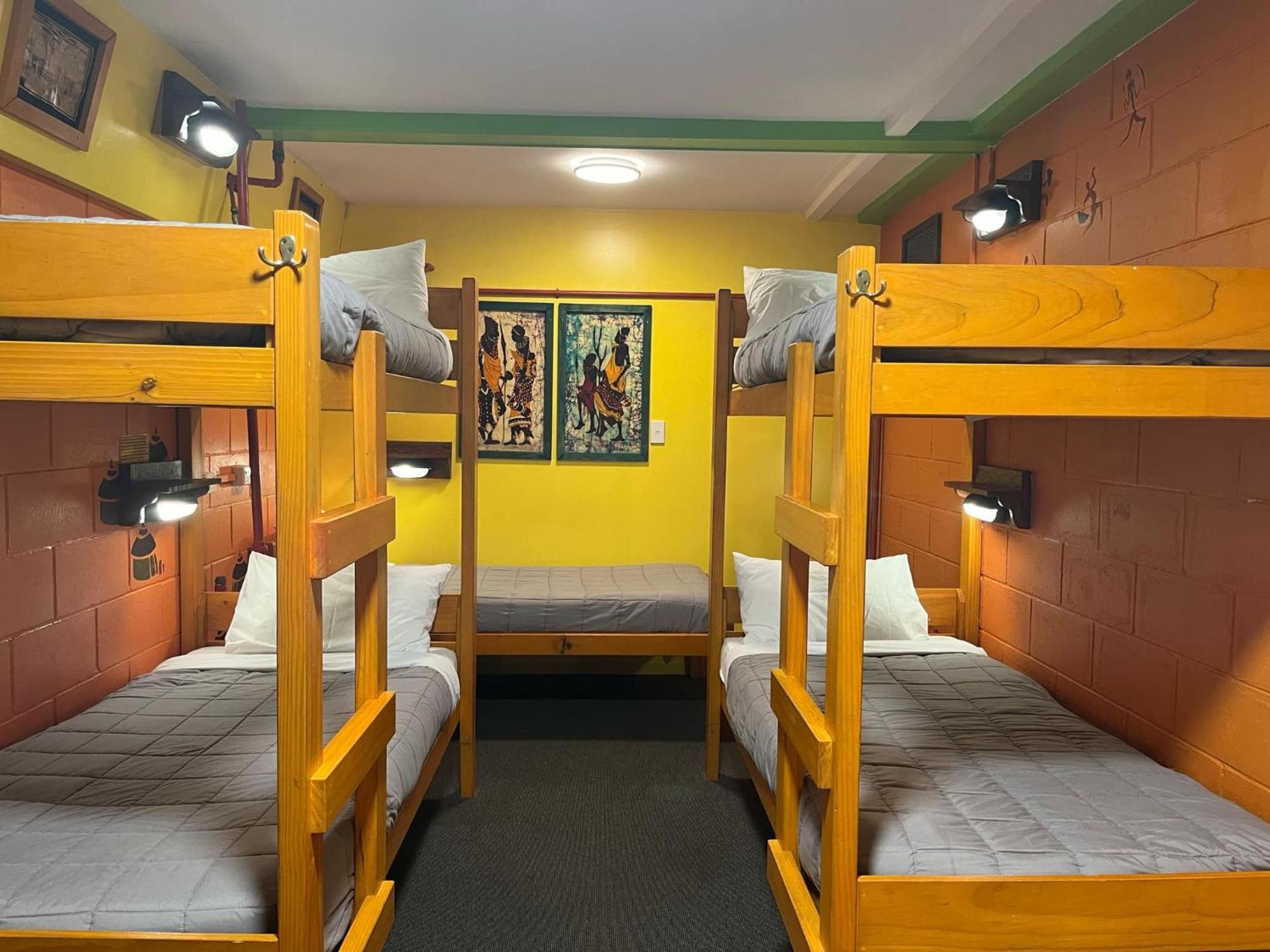 גריימאות' Global Village Travellers Lodge מראה חיצוני תמונה A bunk room at a hostel in New Zealand