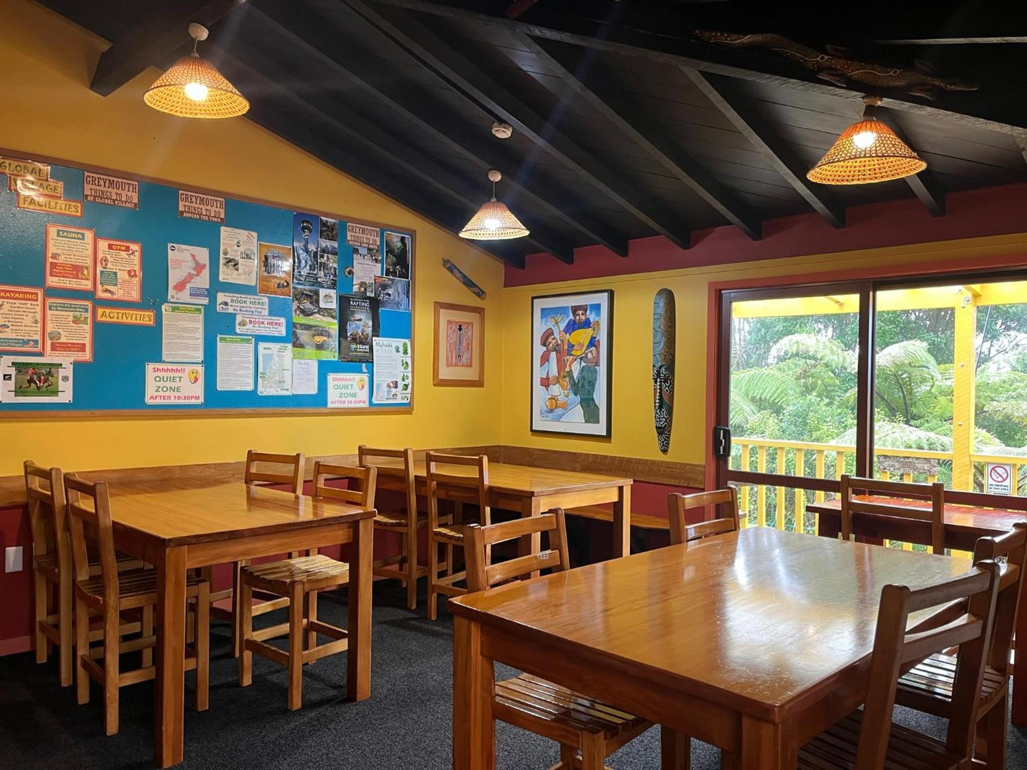 גריימאות' Global Village Travellers Lodge מראה חיצוני תמונה The interior of the cafe at the centre