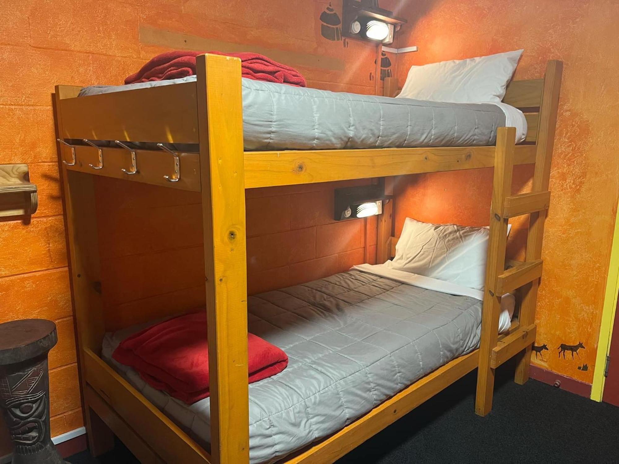 גריימאות' Global Village Travellers Lodge מראה חיצוני תמונה A bunk bed
