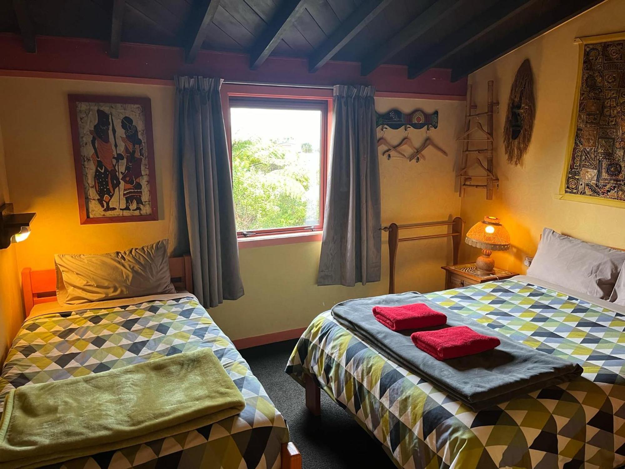 גריימאות' Global Village Travellers Lodge מראה חיצוני תמונה A room at the hostel