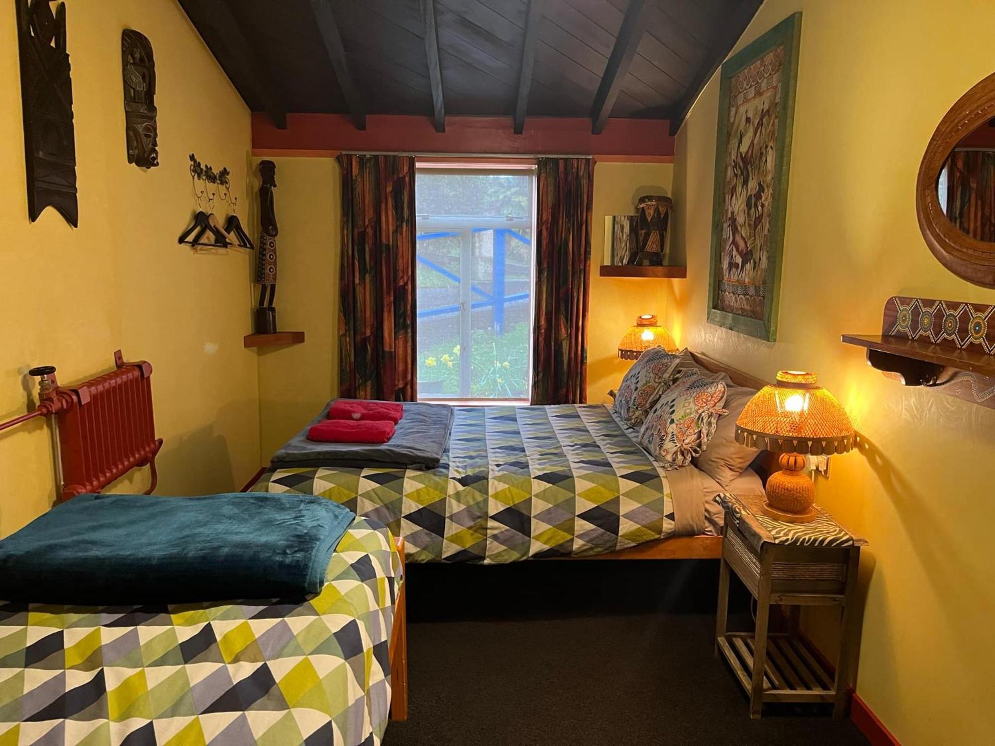 גריימאות' Global Village Travellers Lodge מראה חיצוני תמונה The bedroom at the Old School House