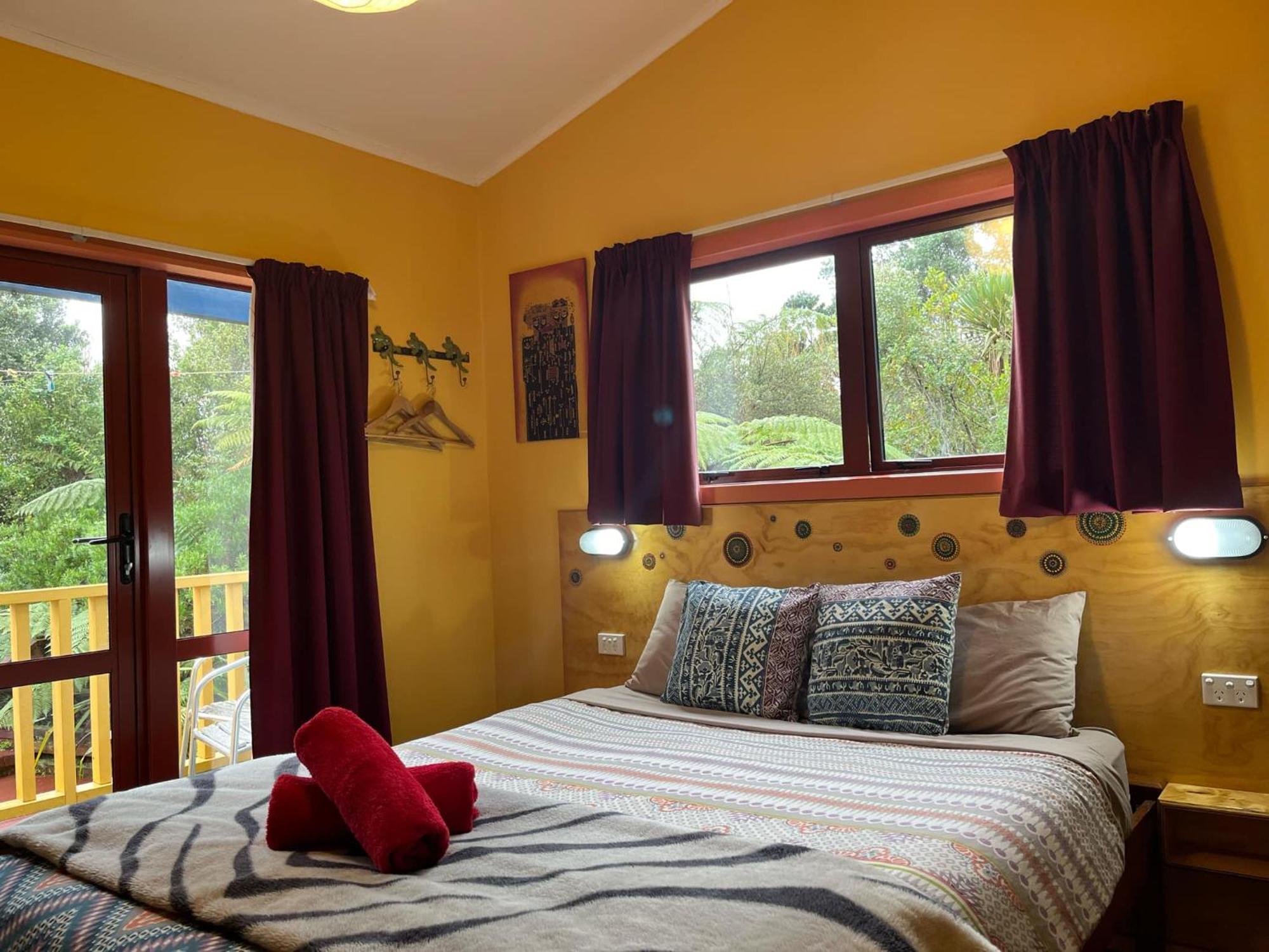 גריימאות' Global Village Travellers Lodge מראה חיצוני תמונה A bedroom at the lodge