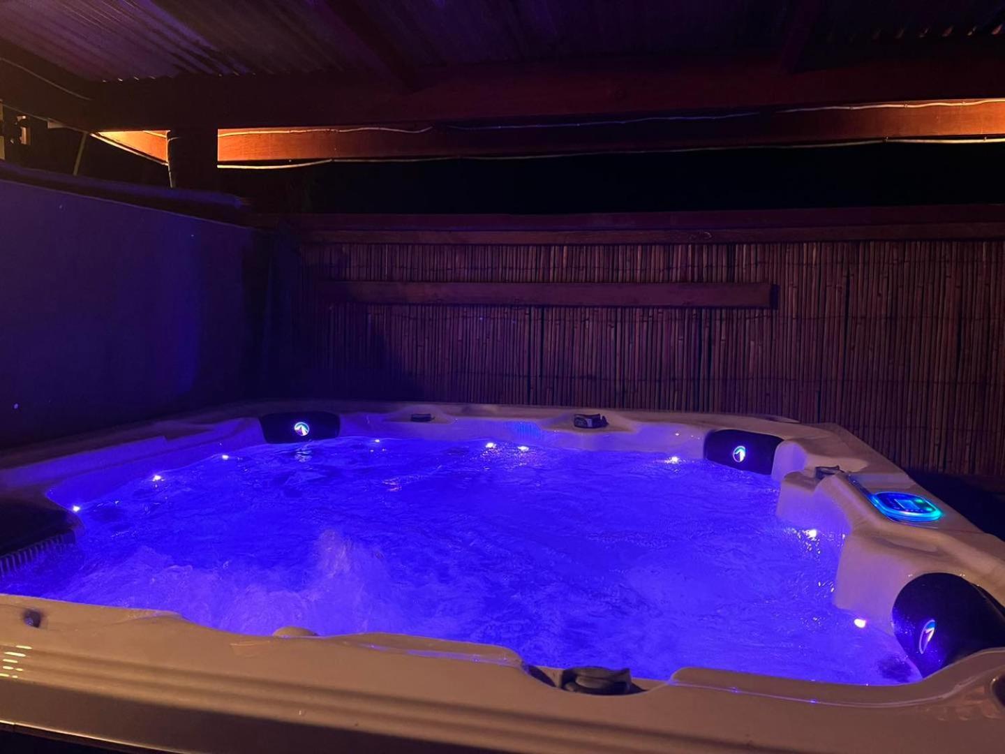 גריימאות' Global Village Travellers Lodge מראה חיצוני תמונה A hot tub with blue lighting