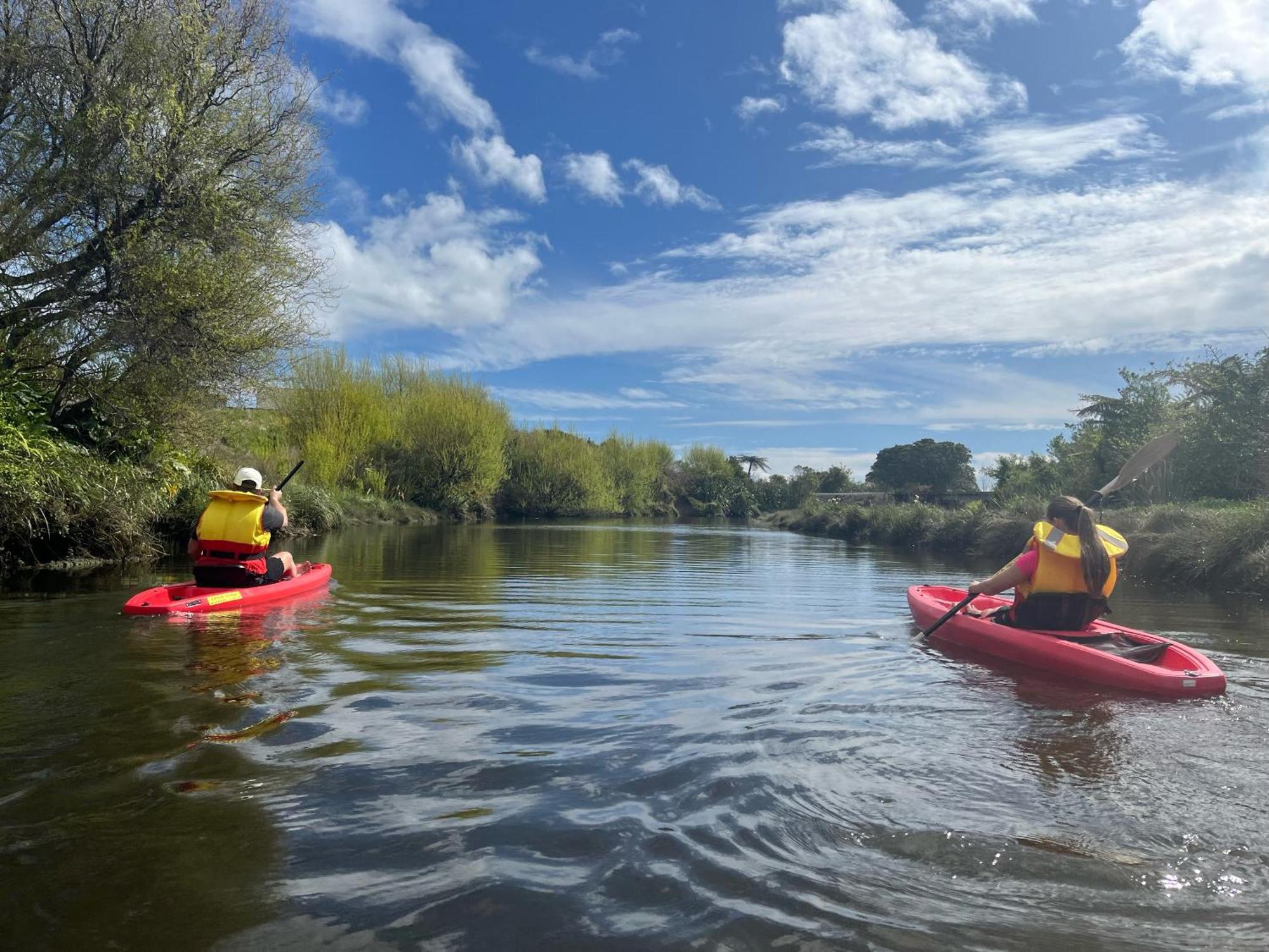 גריימאות' Global Village Travellers Lodge מראה חיצוני תמונה Kayaking on the River Wye