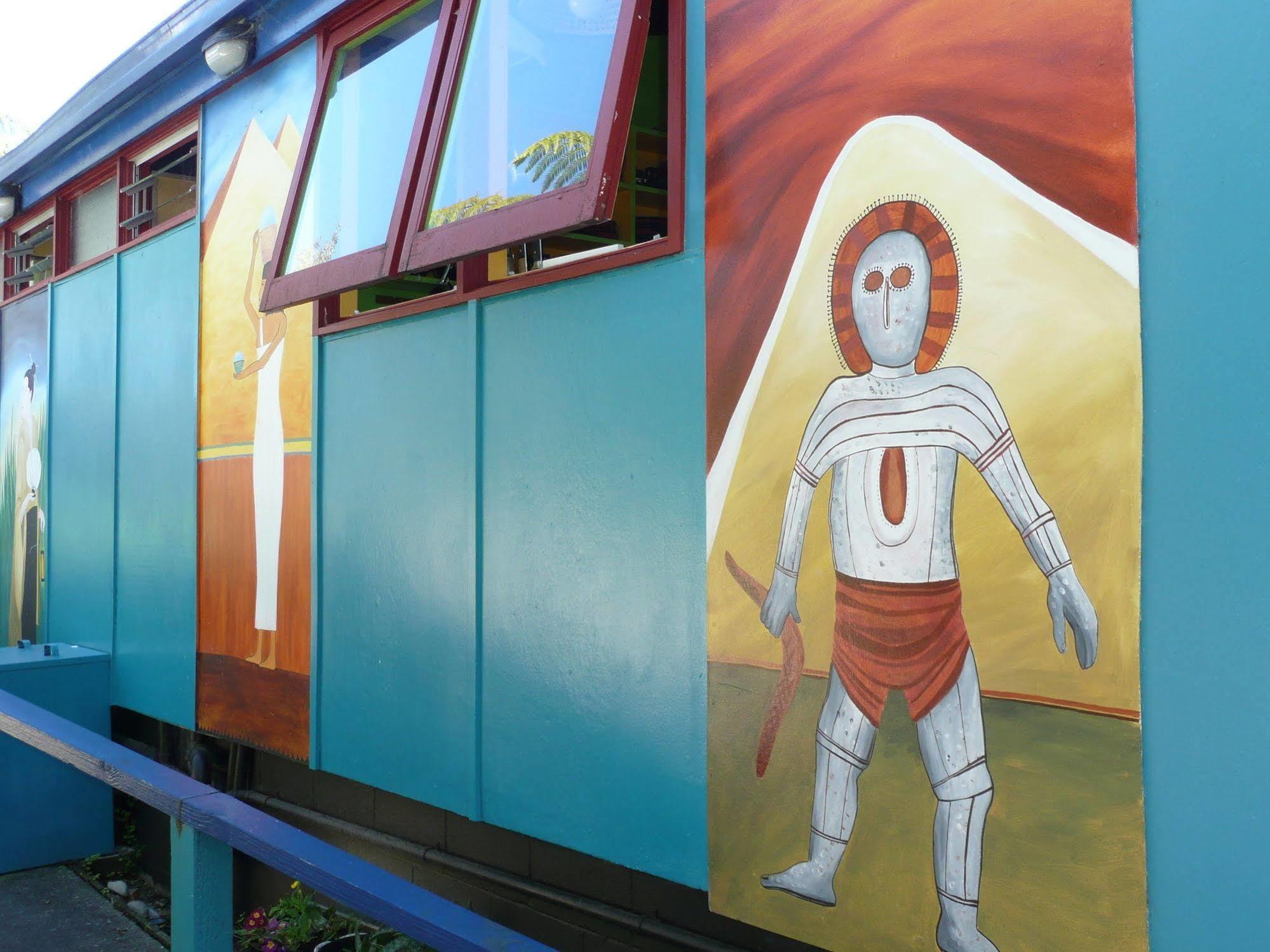 גריימאות' Global Village Travellers Lodge מראה חיצוני תמונה The Tin Man, a character from The Wizard of Oz, is depicted on the side of the Tin Man Motel in Clinesville, Texas.