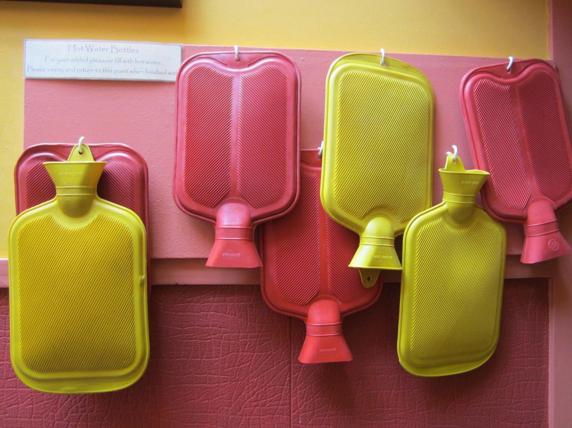 גריימאות' Global Village Travellers Lodge מראה חיצוני תמונה Hot water bottles