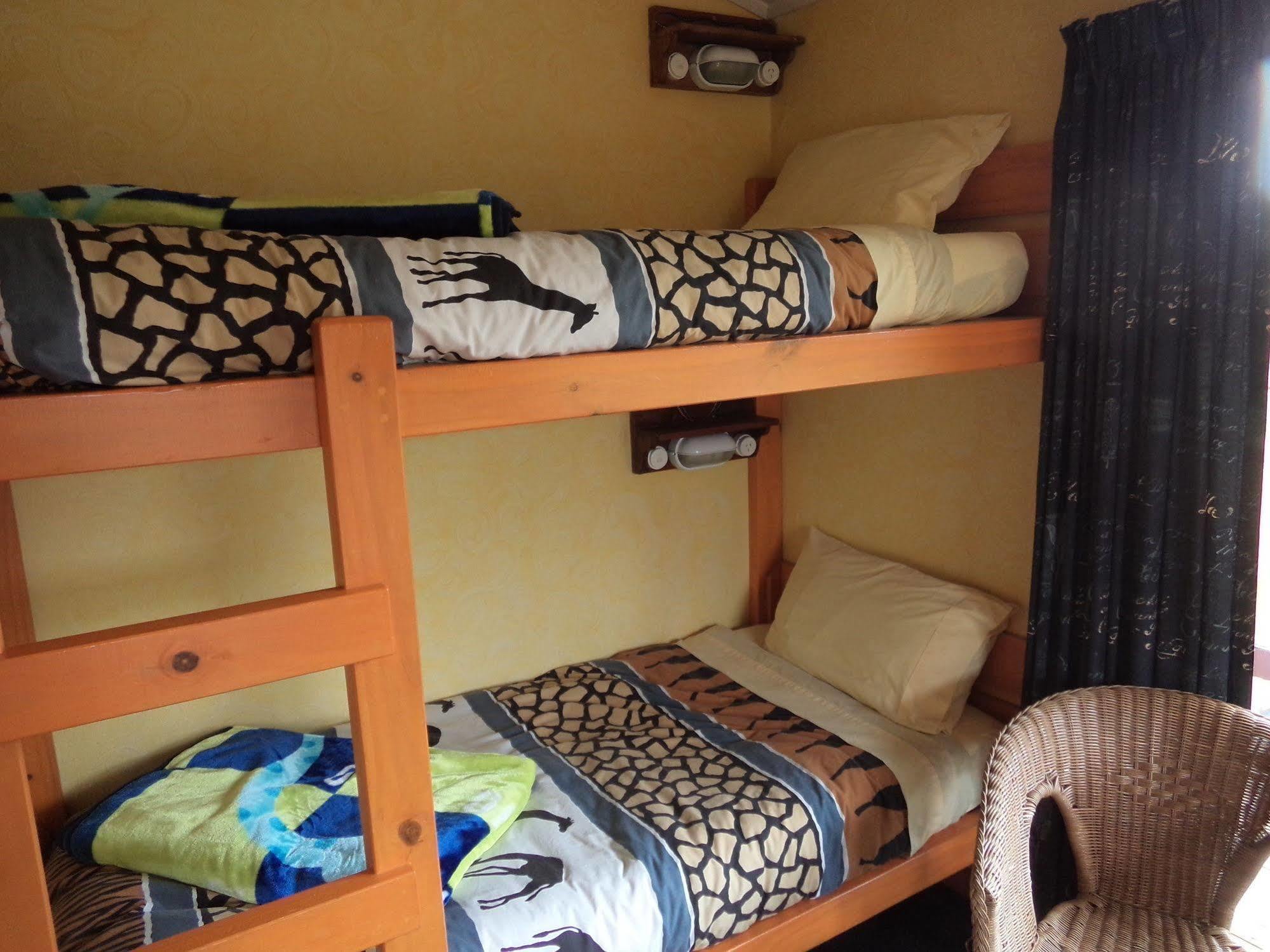 גריימאות' Global Village Travellers Lodge מראה חיצוני תמונה A bunk bed