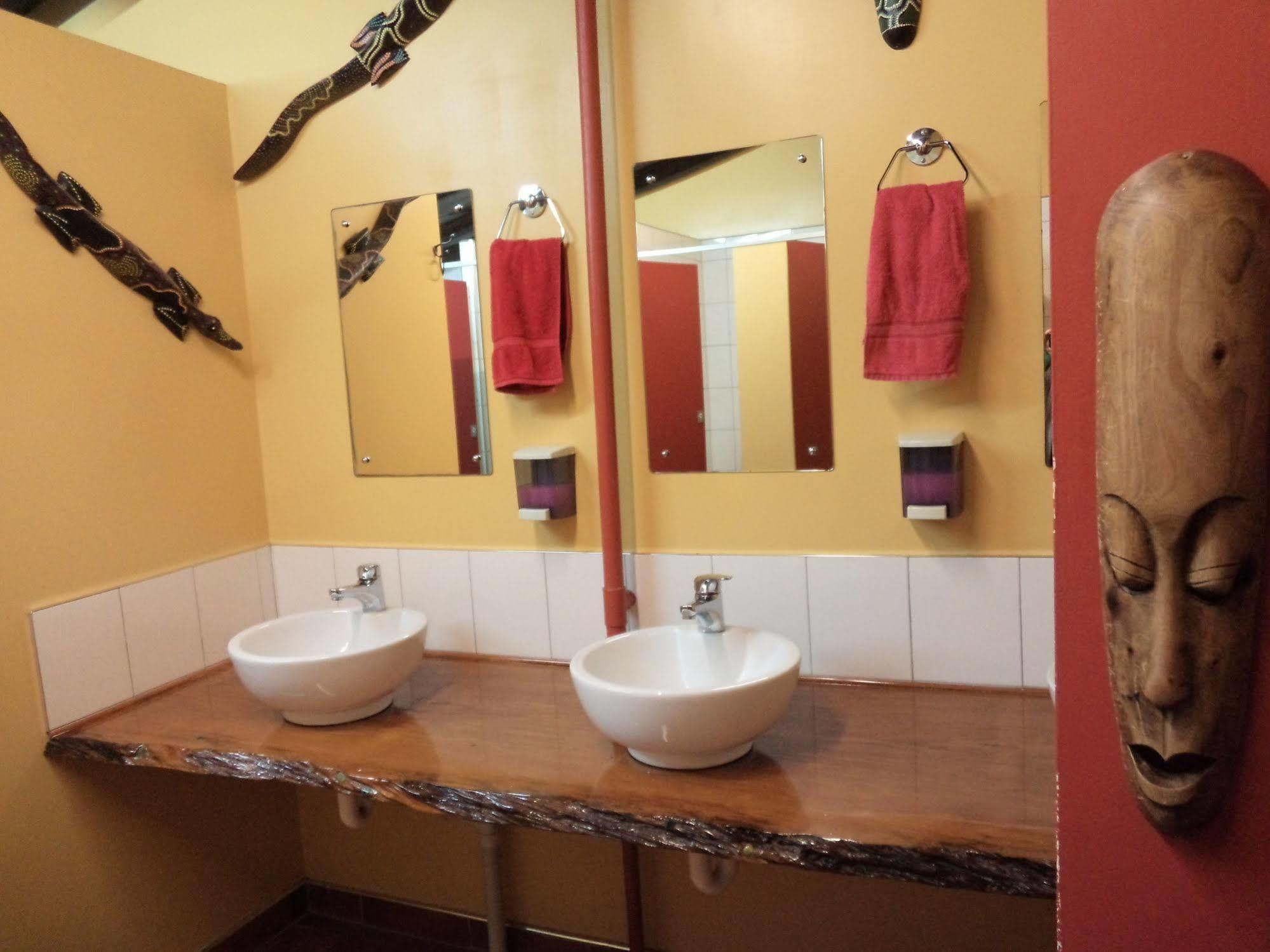גריימאות' Global Village Travellers Lodge מראה חיצוני תמונה Bathroom at the hotel