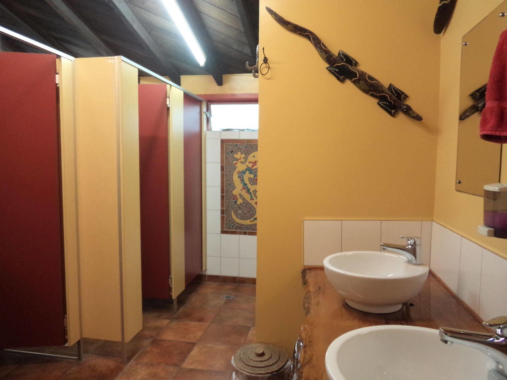 גריימאות' Global Village Travellers Lodge מראה חיצוני תמונה Bathroom in a hostel