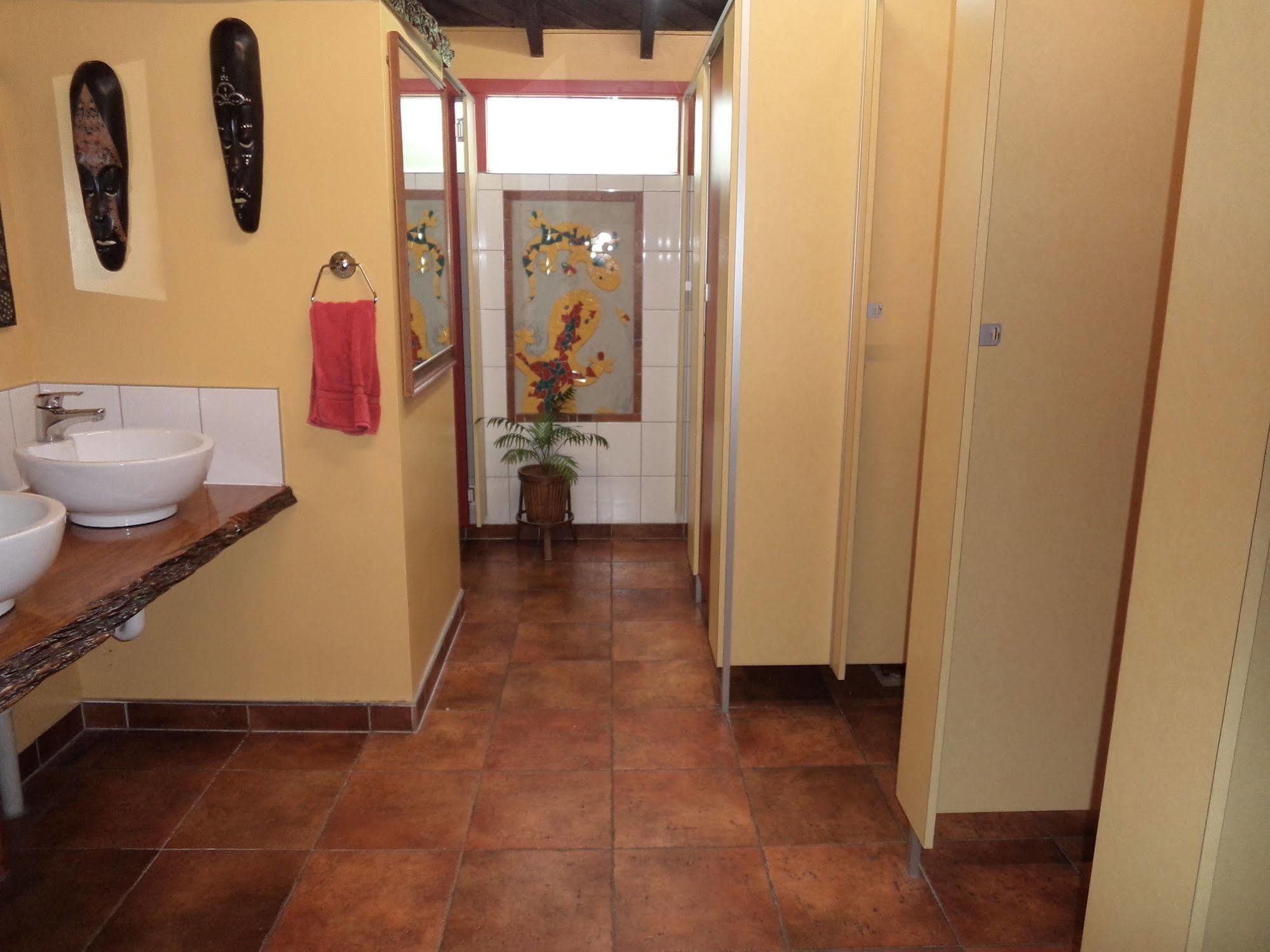גריימאות' Global Village Travellers Lodge מראה חיצוני תמונה A shower room