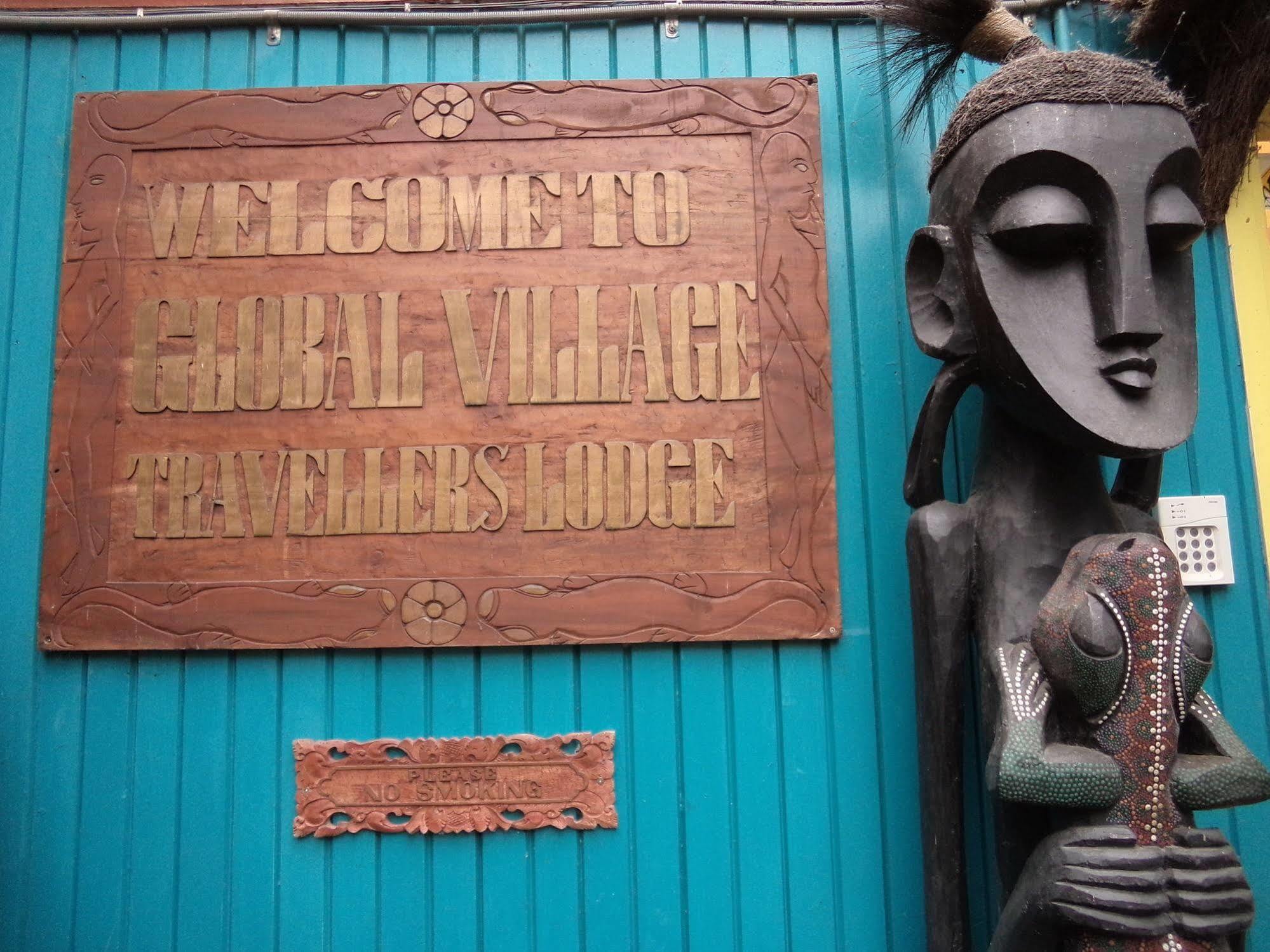 גריימאות' Global Village Travellers Lodge מראה חיצוני תמונה Entrance to the museum