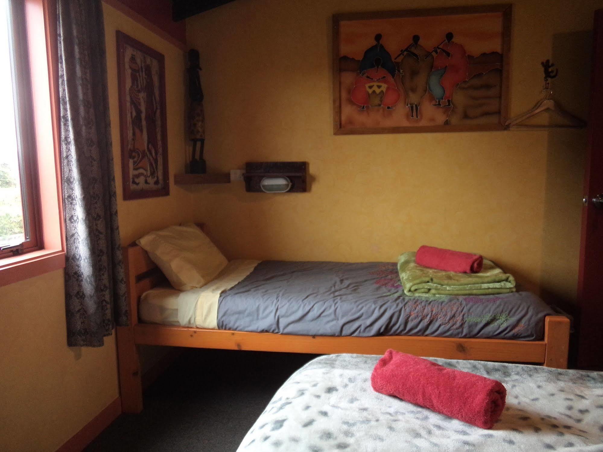 גריימאות' Global Village Travellers Lodge מראה חיצוני תמונה A single bed in a hostel room