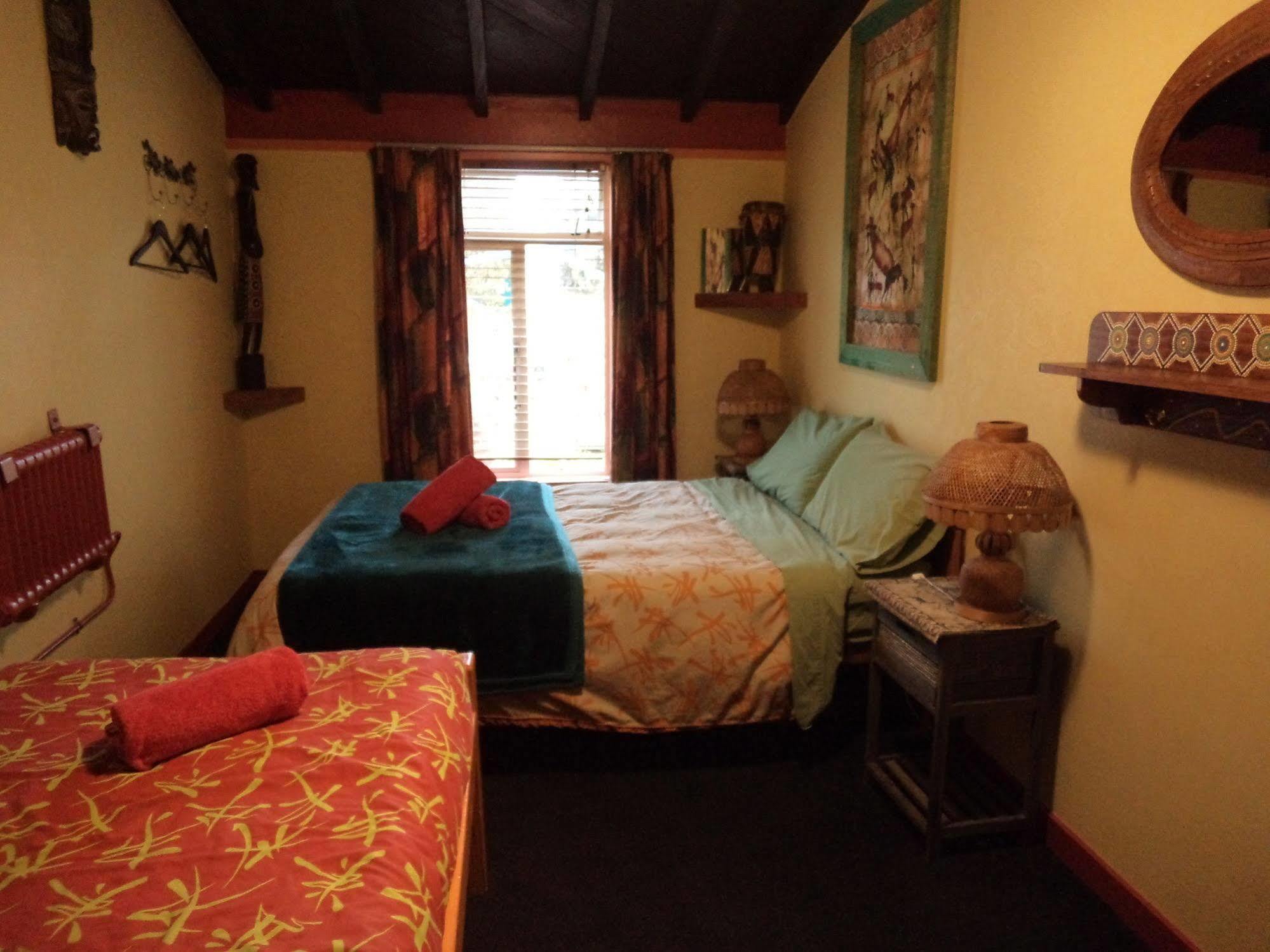 גריימאות' Global Village Travellers Lodge מראה חיצוני תמונה A bedroom at the hotel