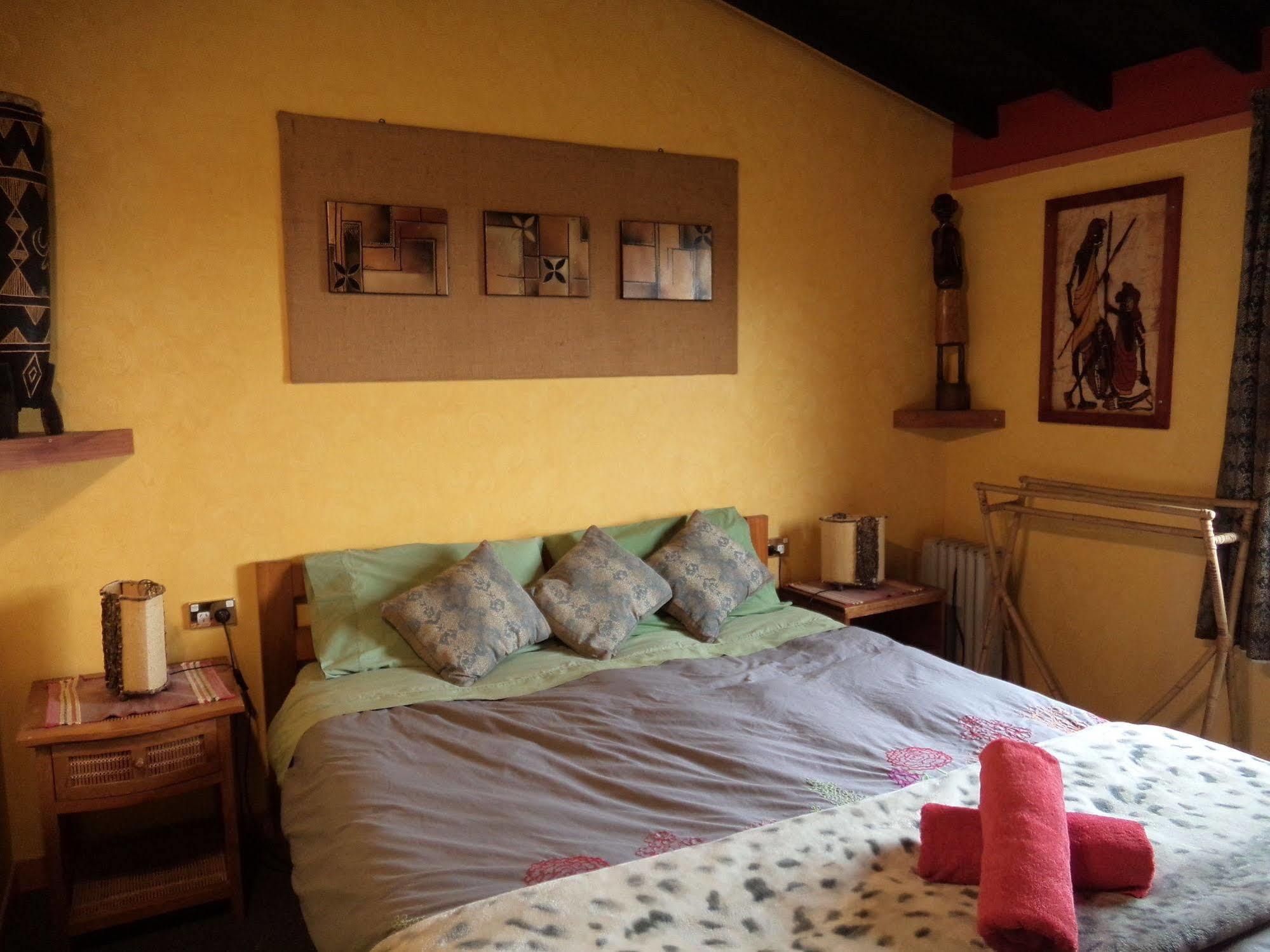 גריימאות' Global Village Travellers Lodge מראה חיצוני תמונה The bedroom of the Treehouse