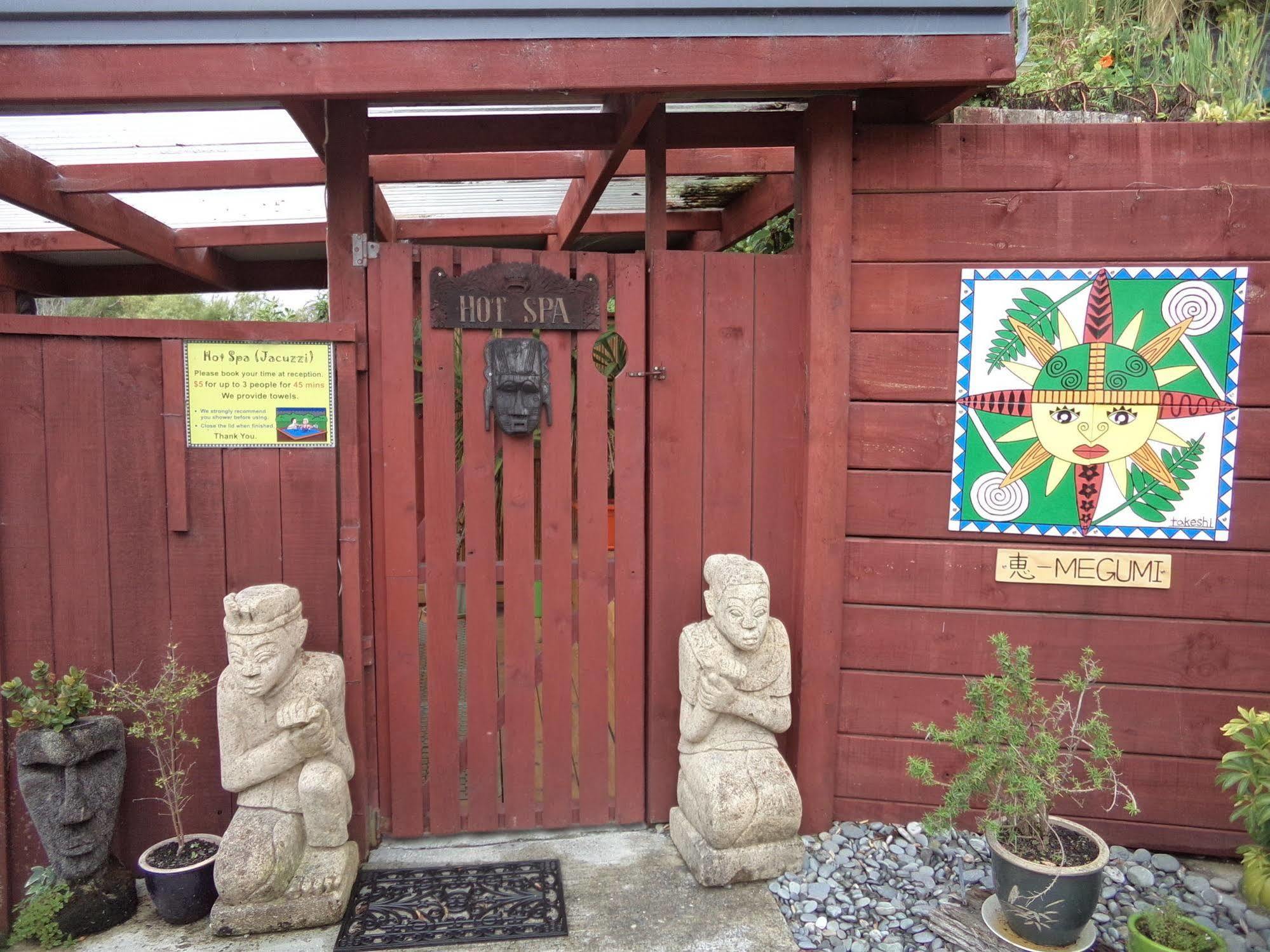 גריימאות' Global Village Travellers Lodge מראה חיצוני תמונה The entrance to the museum