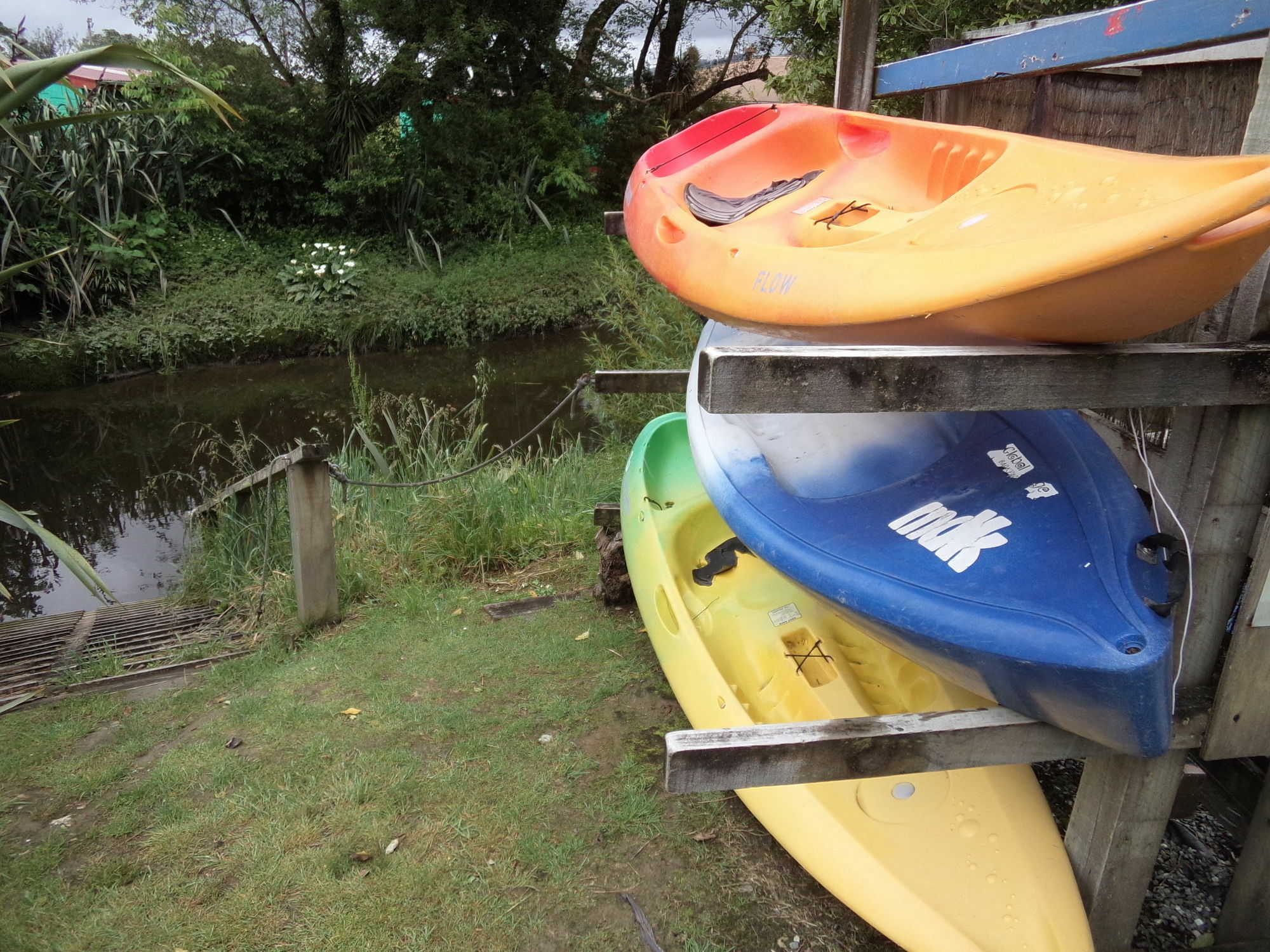גריימאות' Global Village Travellers Lodge מראה חיצוני תמונה Kayaks at the start of the trip at the boat ramp at the end of the road