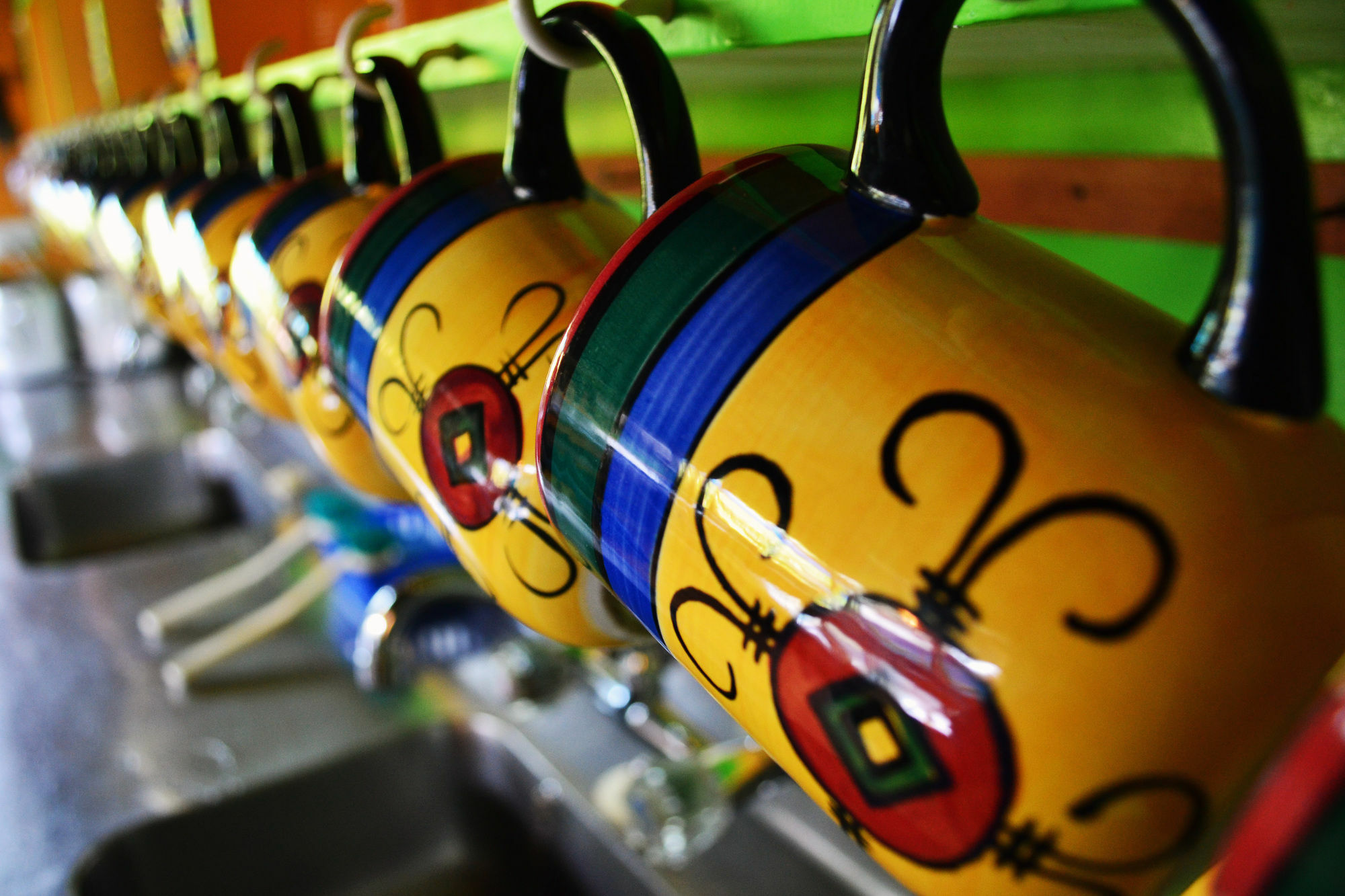 גריימאות' Global Village Travellers Lodge מראה חיצוני תמונה Beer taps at a restaurant